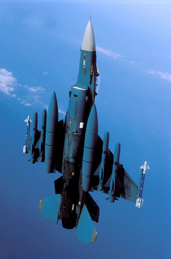 4 quả tên lửa không đối hạm ASM-2 Project 93 và 2 thùng dầu phụ dưới cánh máy bay chiến đấu F-2A của Nhật Bản.